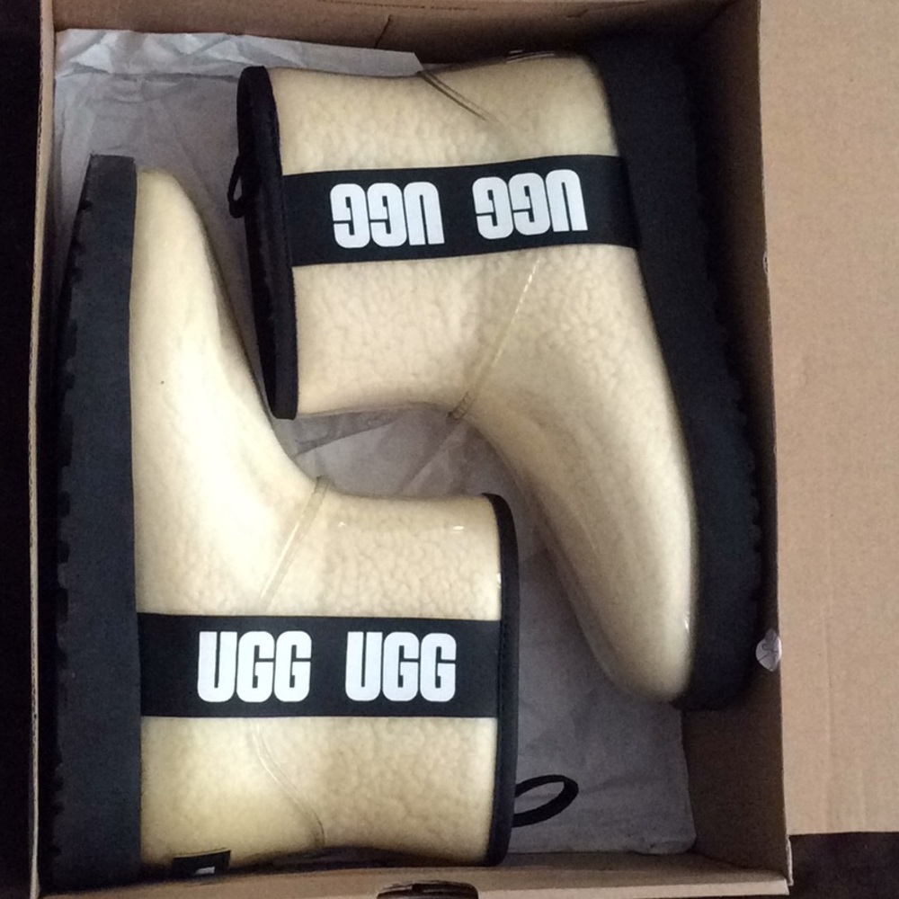UGG “W CLASSIC CLEAR MINI” BOOTS SIZE 6 $140